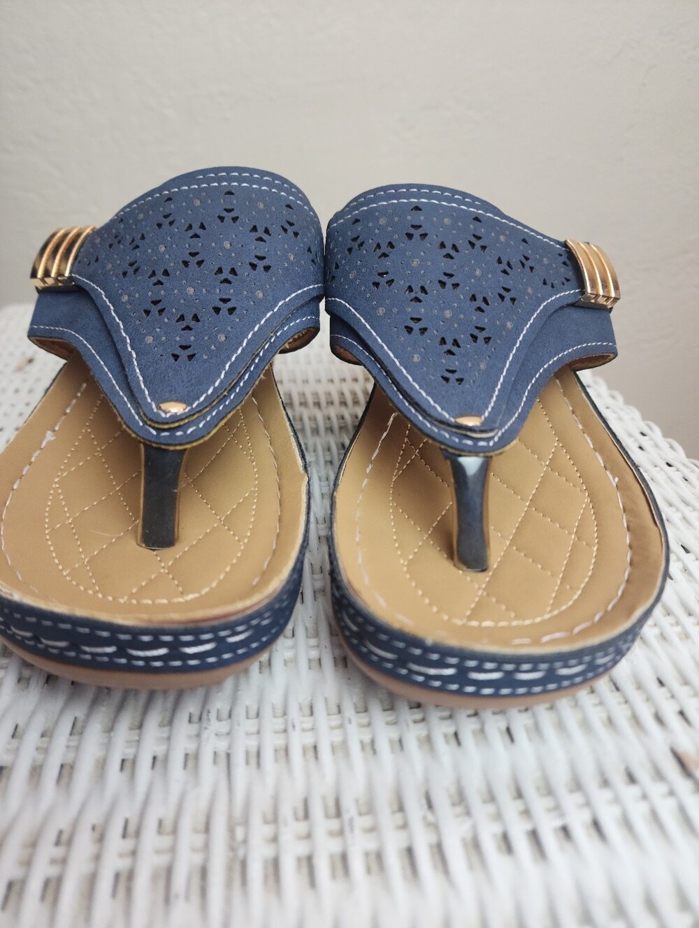 Blue Women's Navy Thong Sandals with Gold Accent Size 6 NWOT - Picture 2 of 7